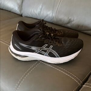 REDUCED!!! ASICS 2000 11 Running Shoes